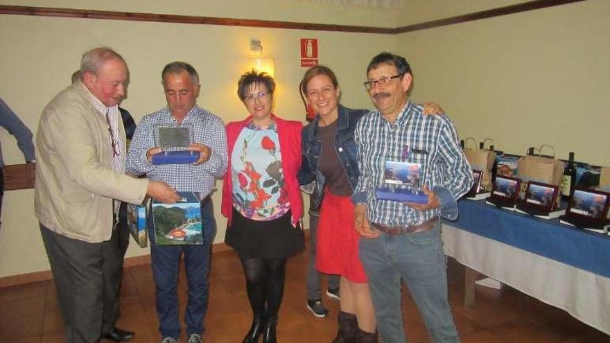 Serafín Docampo (primero dcha.) y Carlos Vizoso reciben el premio.