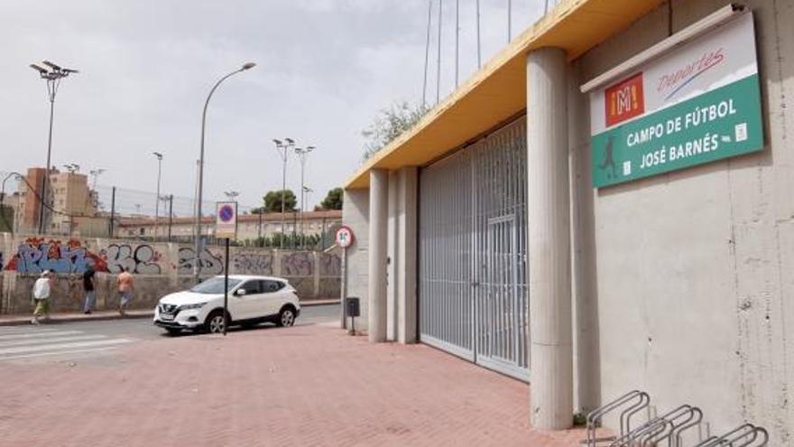 El cierre perimetral  actual del complejo deportivo José Barnés se encuentra muy deteriorado. | JUAN CARLOS CAVAL