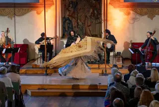 El mestizaje de la música de Fami Alqhai y el baile de Ana Morales, plato estrella de la cena en Dueñas para la Cumbre