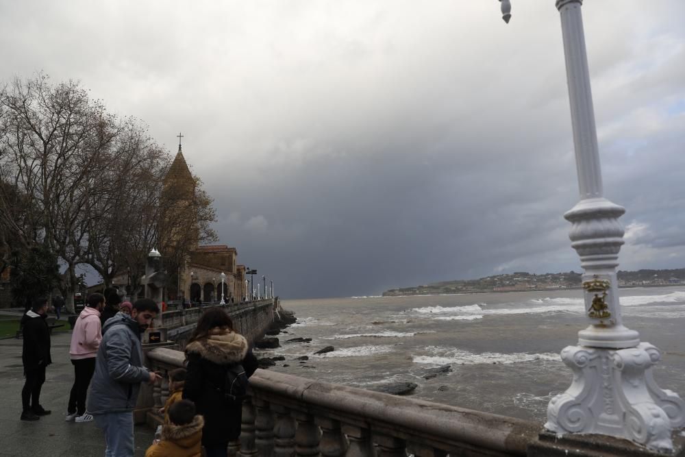 El tiempo en Asturias: borrasca Cecilia en Gijón