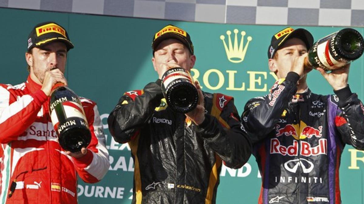 Fernando Alonso, Kimi Raikkonen y Sebastian Vettel, en el podio del circuito de Melbourne.