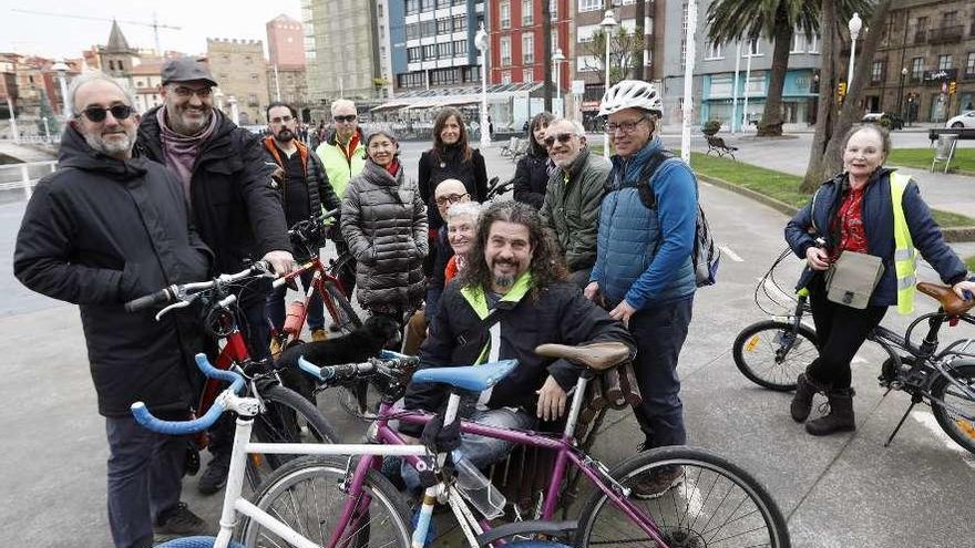 Usuarios habituales de tres de los colectivos ciclistas de la ciudad, en los Jardines de la Reina.