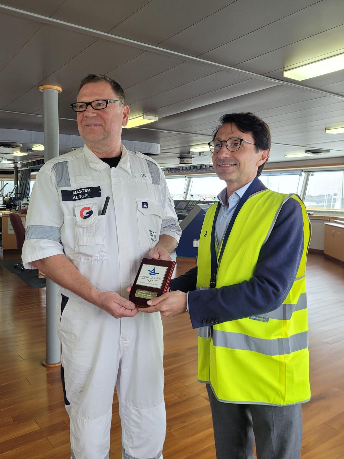 Un momento de la entrega de la metopa parte parte del director del Puerto de Avilés, Ramón Muñiz-Calero, al capitán del GPO Grace