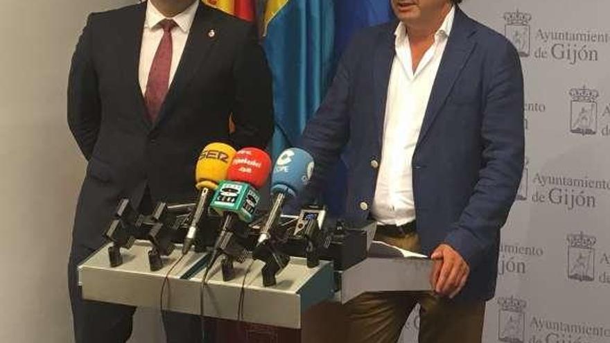 Jesús Martínez y Nacho Galán, ayer, en el Ayuntamiento.