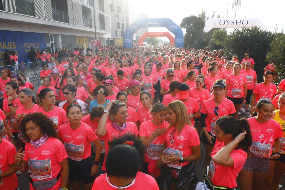 En imágenes | La Carrera de la Mujer llena de rosa el centro de Zaragoza