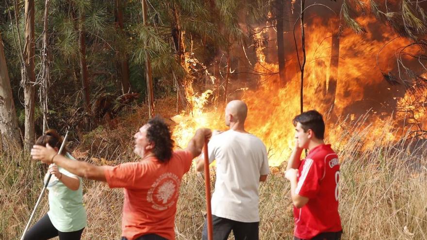 Incendio en Chapela, esta tarde. // R. Grobas