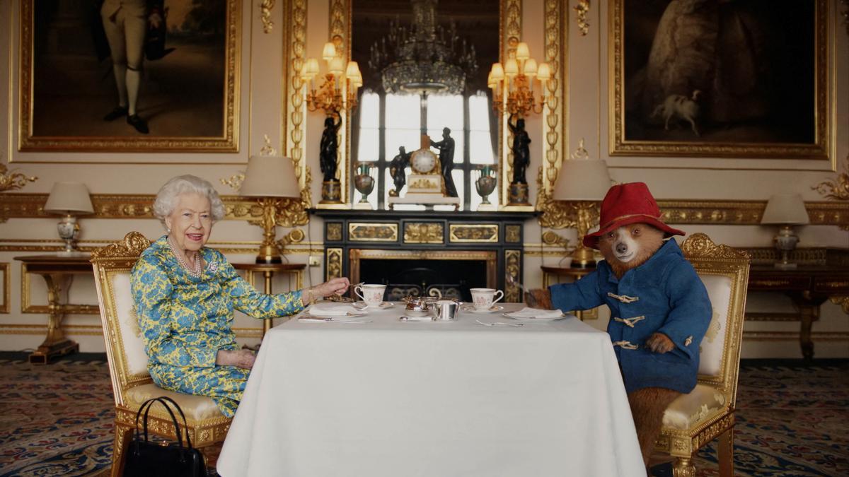 Isabel II tomando el té con el osito Paddington.