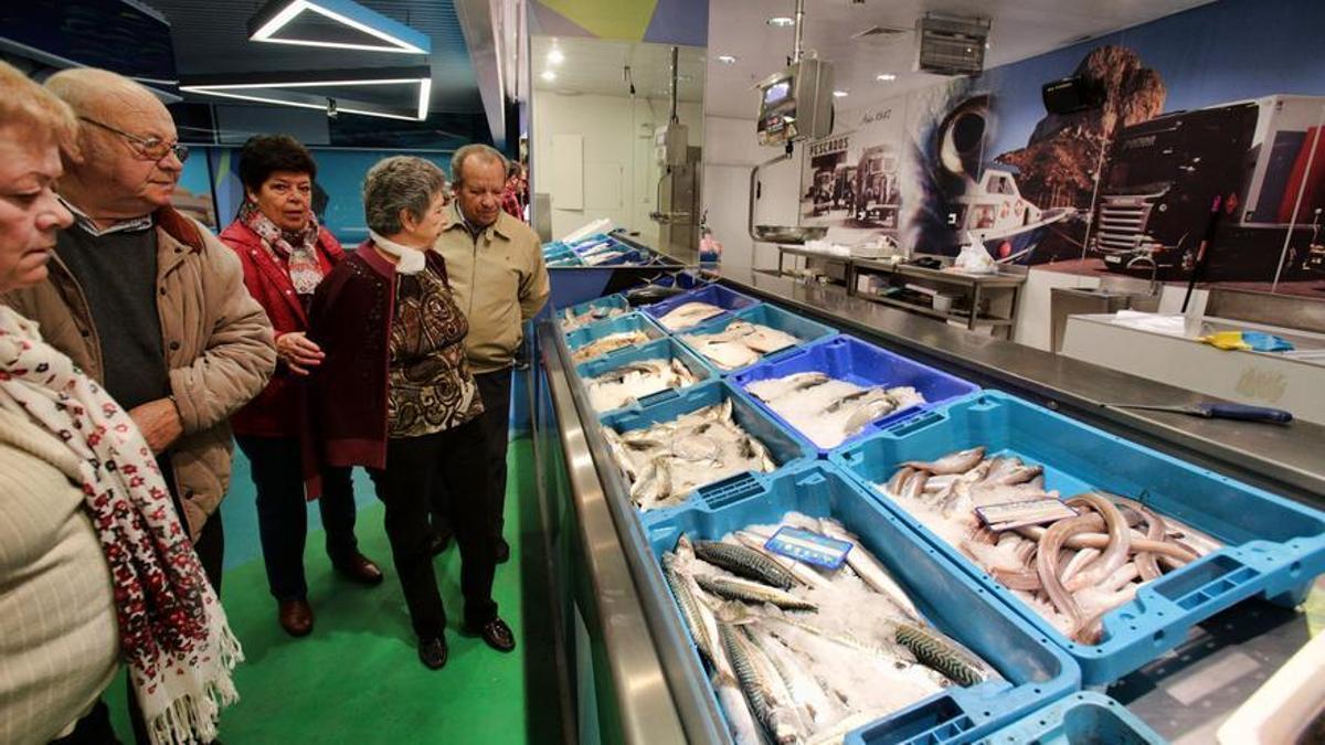 Pescado congelado en hielo en el mostrador en el supermercado