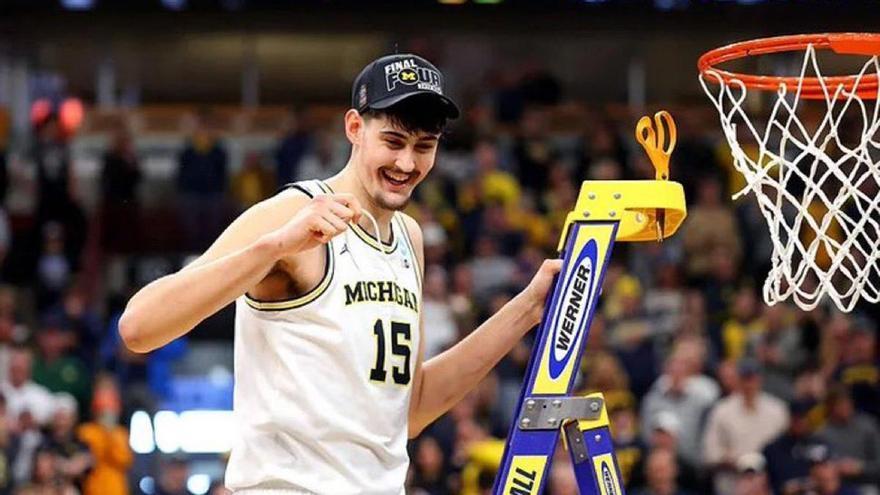 Aday Mara hace historia y corta la red en la NCAA