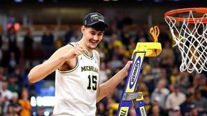 Aday Mara hace historia y corta la red en la NCAA