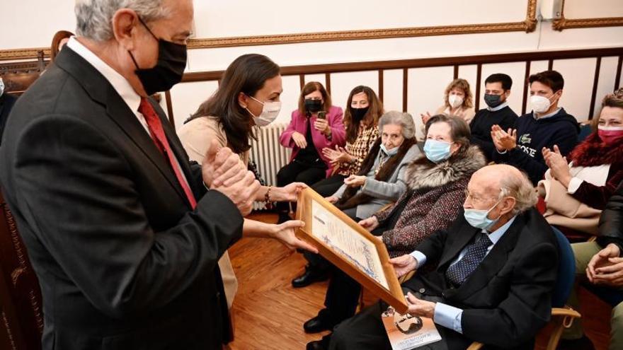 La alcaldesa, María Ramallo, entrega el reconocimiento al hermano de Antonio Blanco Freijeiro.  | // R.V. 