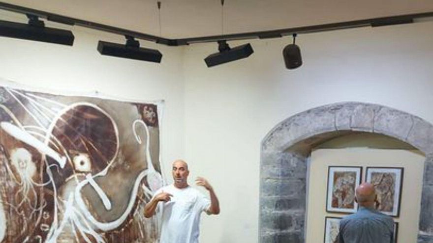 Javier Soto explica su obra en Luarca. | T. C.