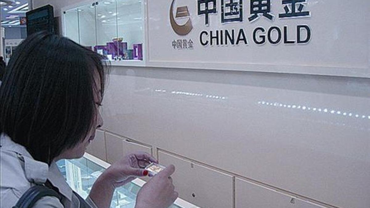 Gusto por el oro 8 Una mujer, en el edificio de la firma Gongmei Gold.