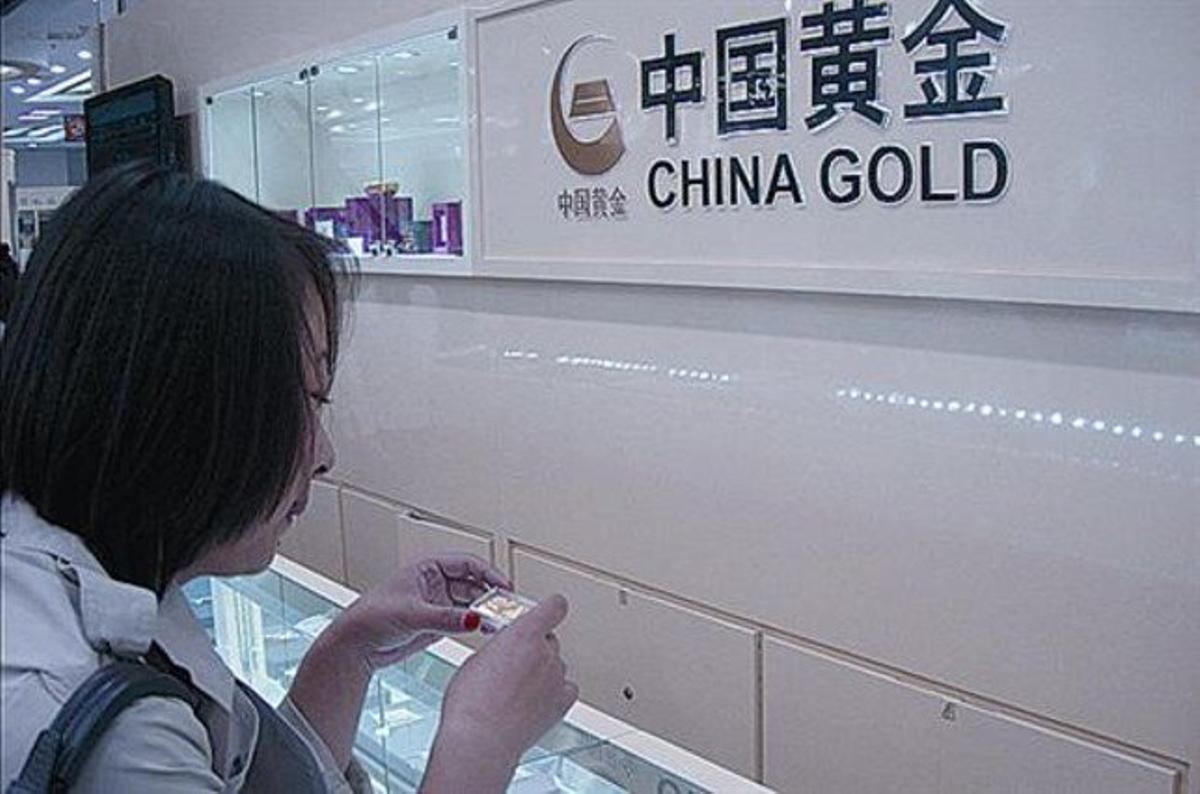 Gusto por el oro 8 Una mujer, en el edificio de la firma Gongmei Gold.