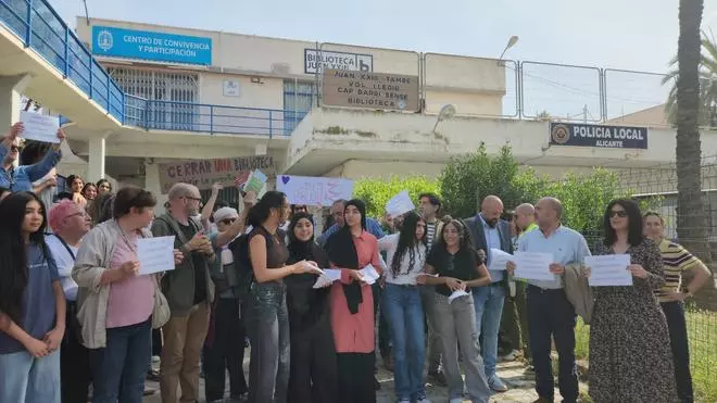 Protesta por el cierre de la Biblioteca Juan XXIII de Alicante