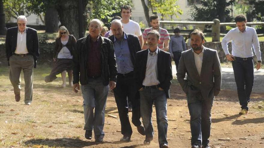 Xoán Bascuas y Rafael Cuíña, en la presentación de la lista provincial de CXG, en septiembre de 2012, en la Carballeira de O Rodo, con Juan José Cruz, de blanco, por detrás. // Bernabe/Javier Lalín