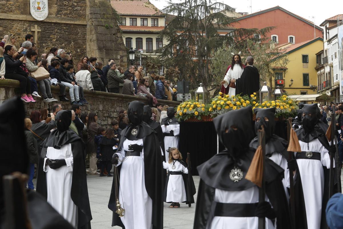 Un momento de la procesión del Beso de Judas bajando por la calle San Francisco.