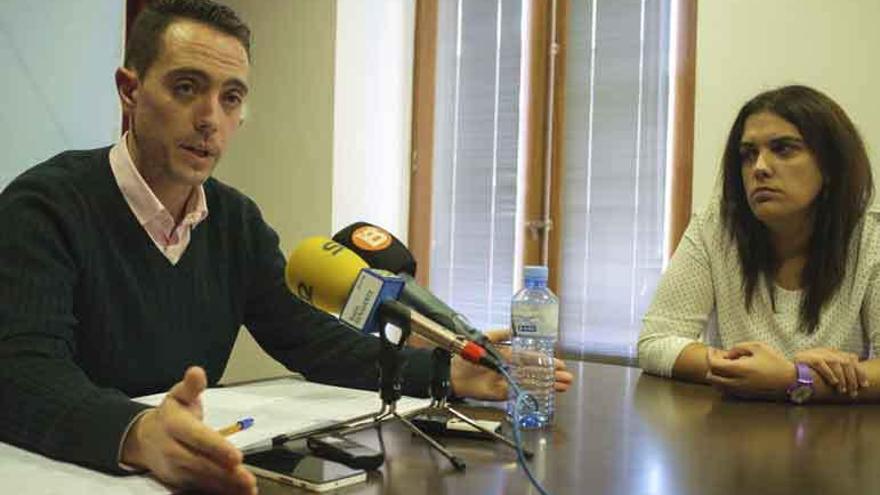 Luciano Huerga durante la comparecencia junto a la edil de Urbanismo, Sandra Veleda, en la que anunció el archivo del expediente sancionador.