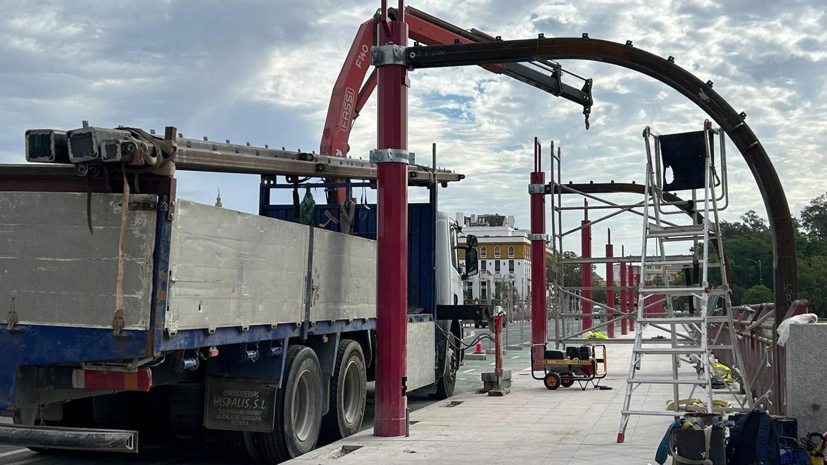 Continúan los trabajos para la instalación de toldos en el puente de San Telmo