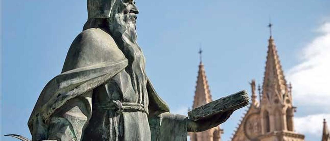 Escultura de Ramon Llull en el paseo marítimo.