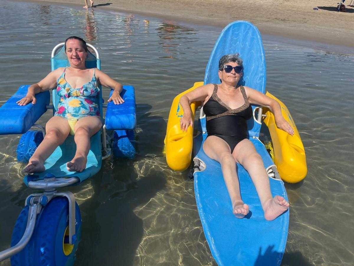 Julia Guillamón (izquierda) y Rosana Vilar (derecha) disfrutando de la playa en las sillas anfibias.