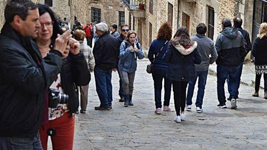 Turistas en una de las calles de la villa de Puebla.