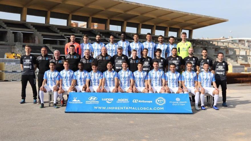 El Atlético Baleares realiza la foto oficial del equipo en el Estadi Balear