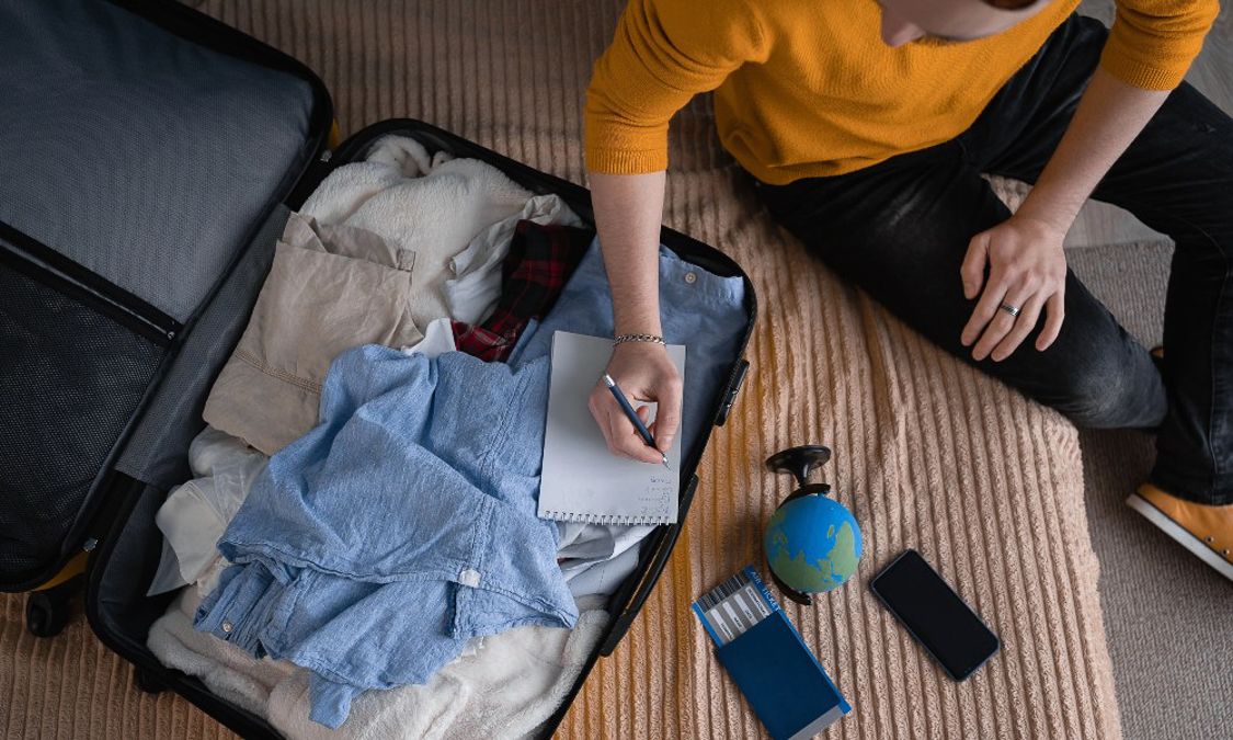 Revisar documentación, itinerarios y coberturas básicas forma parte de la preparación de cualquier viaje, tanto corto como de larga distancia.