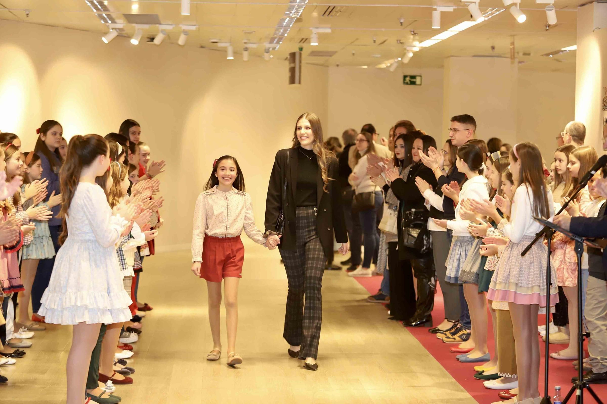 El Corte Inglés y la Federació de les Fogueres de Sant Joan inauguran “Els xiquets de la festa”, una exposición homenaje a los artistas, foguerers y barraquers infantiles