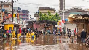 Una calle inundada por la lluvia en la capital de Madagascar, Antananarivo.