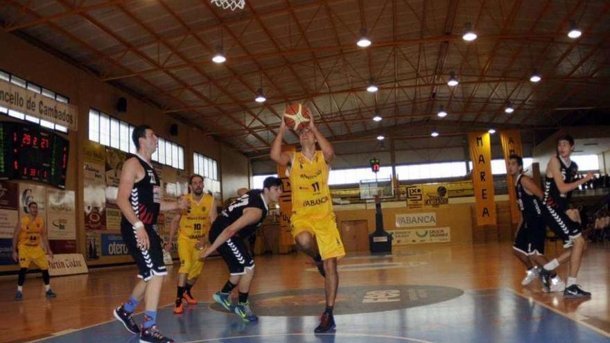 El Xuven suma su primera derrota en la LEB Plata esta temporada ante el Granada. // Noé Parga