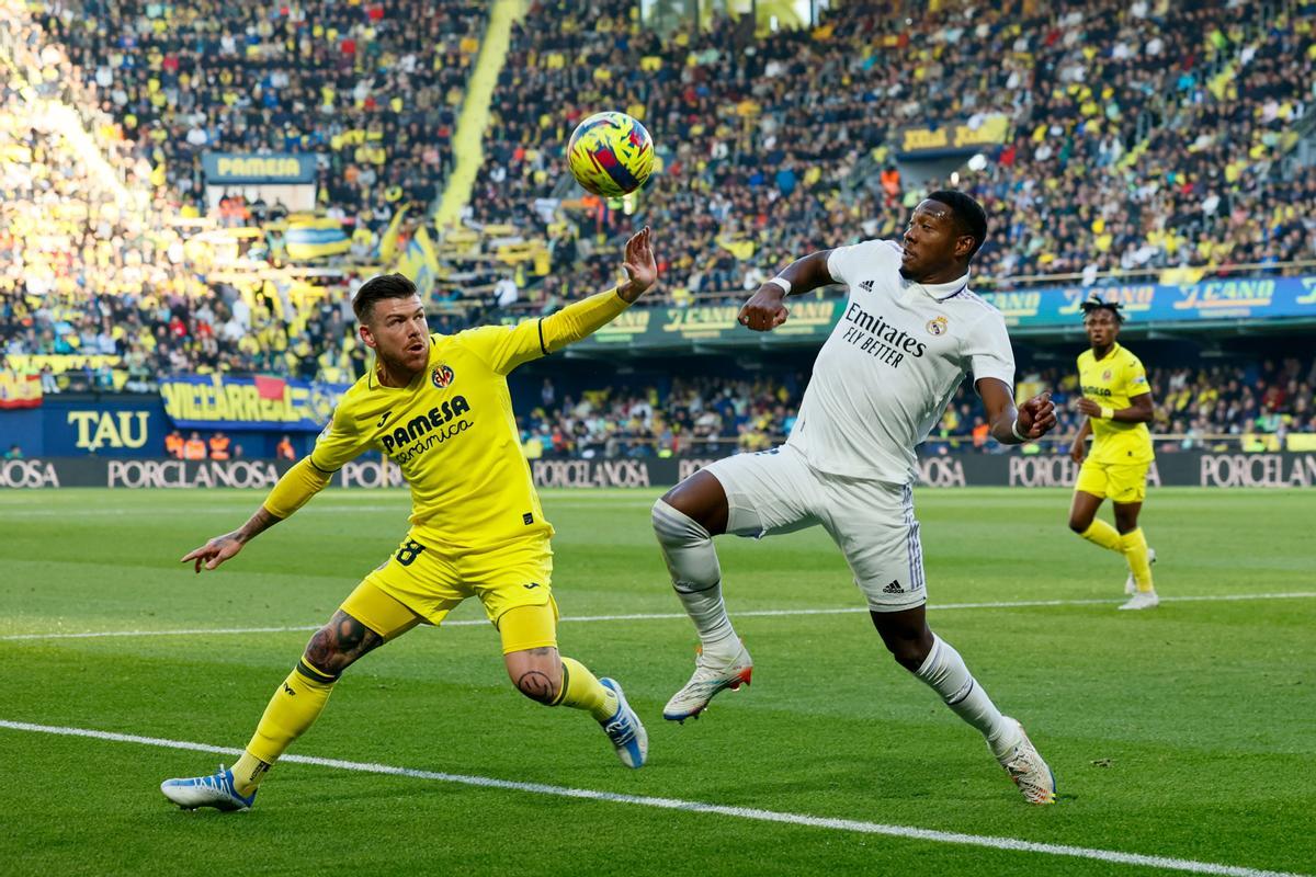 VILLARREAL, 07/01/2023.-El defensa austriaco del Real Madrid David Alaba (d) y el defensa argentino del Villarreal Juan Foyth, durante el partido de la jornada 16 de LaLiga Santander este sábado en el estadio de La Cerámica en Villarreal.- EFE / Biel Aliño