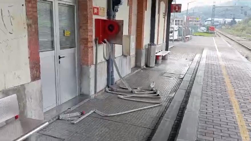 Botellones, basura y extintores vaciados: denuncian actos vandálicos en la estación de Renfe de Sama