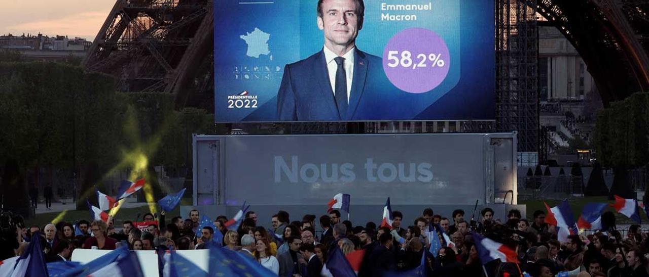 Los seguidores de Macron celebran la victoria junto a la torre Eiffel.
