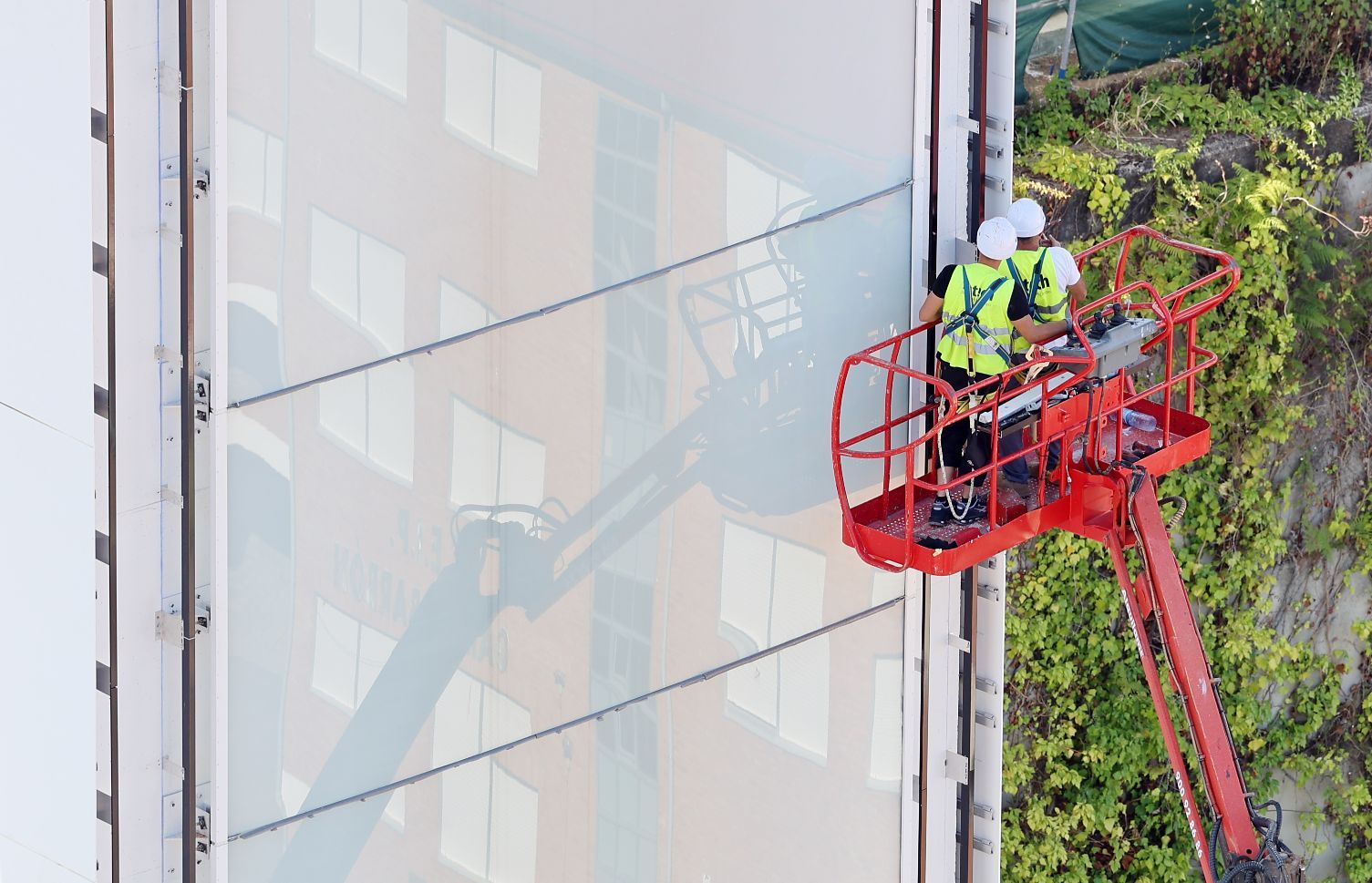 El anillo del ascensor HALO finaliza su izado y "aluniza" en la plaza de Vialia