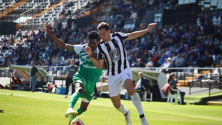 El Badajoz regresa a Navalmoral con temas por resolver