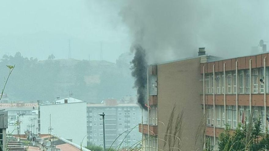 Los bomberos acuden al Barrio de las Flores por un incendio en una vivienda de la calle Camelias