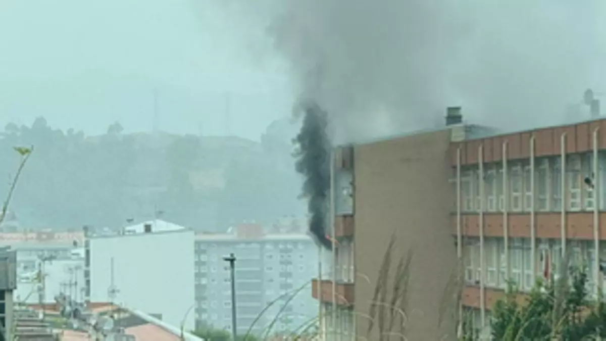 Los bomberos acuden al Barrio de las Flores por un incendio en una vivienda de la calle Camelias