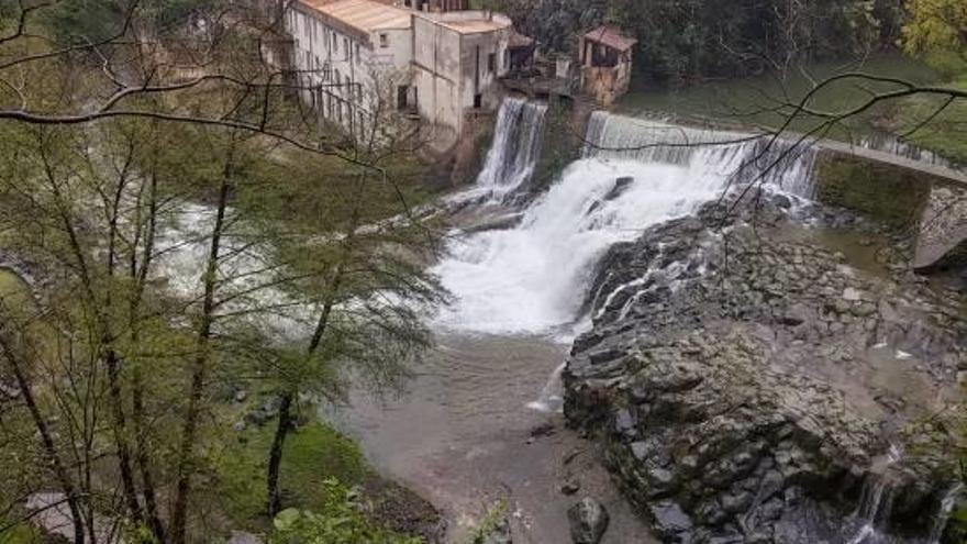 El Salt del Molí, amb una gran quantitat d&#039;aigua, a Sant Joan les Fonts.