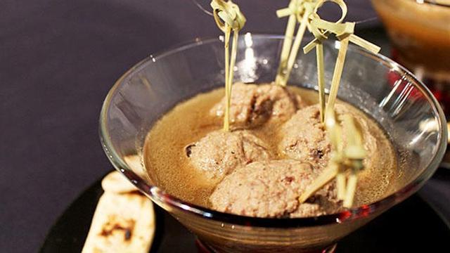 Cocas, ensaladilla rusa y caldo con pelota