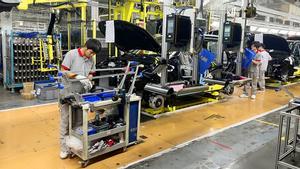 Empleados en la fábrica del grupo Chery en Wuhu (China).