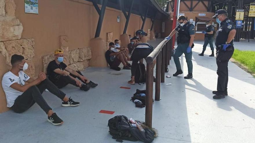 Migrantes detenidos en Llucmajor.
