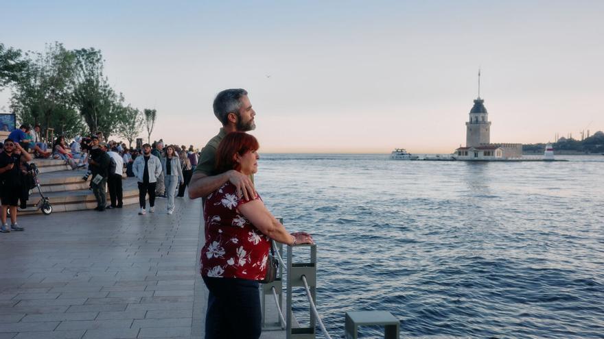 El nuevo programa de Roberto Leal que le llevará a viajar por el mundo y superar retos con su madre: "Se me va a ver de verdad"