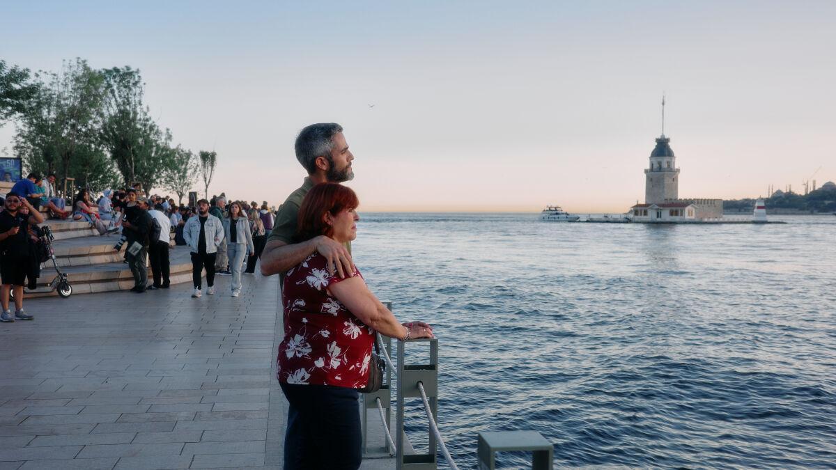 Roberto Leal y su madre se enfrentan a todo tipo de retos en su nuevo programa