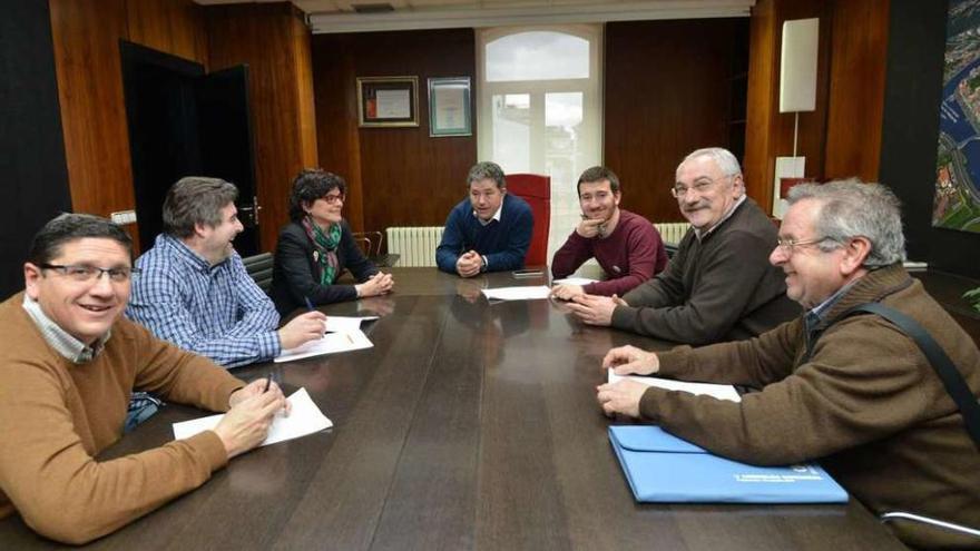 Reunión de ayer entre el gobierno local y responsables de &quot;Castelao&quot; y &quot;Teucro&quot;. // G. Santos