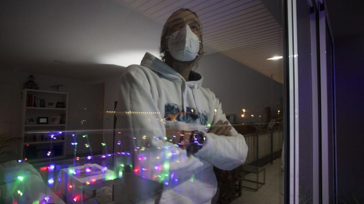 Pau Llorca en el balcón de su piso de València, confinado por la pandemia. | F. BUSTAMANTE