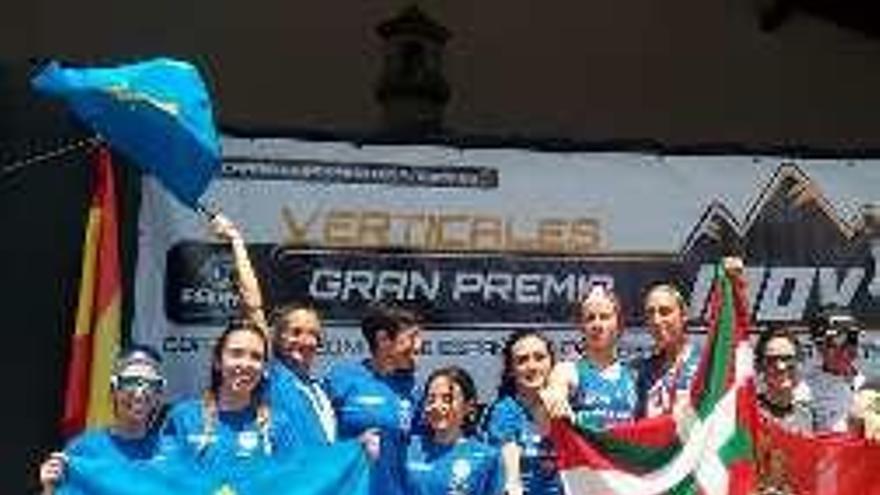 La selección asturiana en el podio del Nacional.