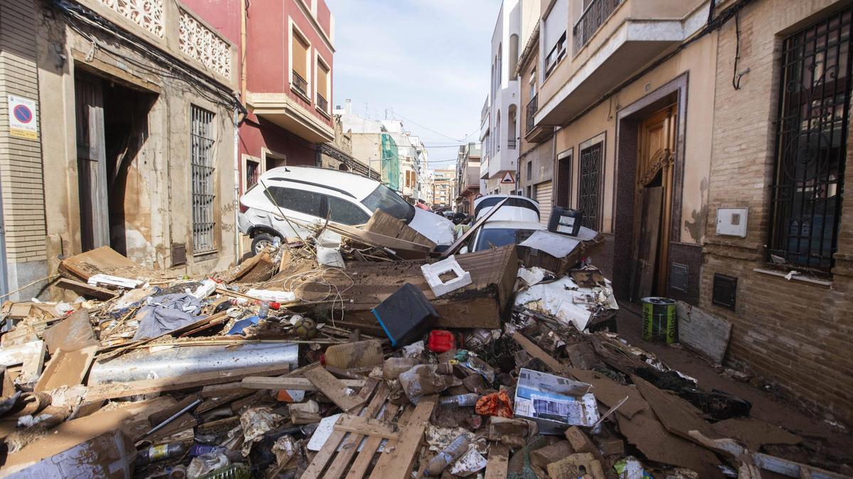 Destrozos en coches y viviendas en la localidad de Sedaví
