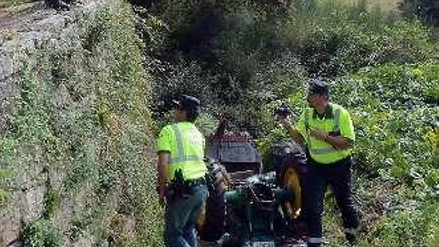 Un vecino de Xeve de 69 años fallece al volcar su tractor tras caer por un terraplén