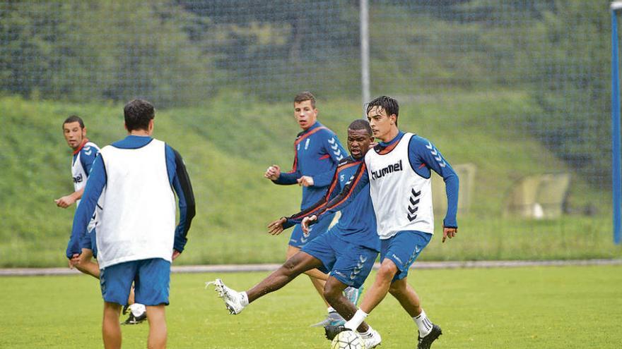 Bedia, llevando el balón ayer ante la presión de Omgba.